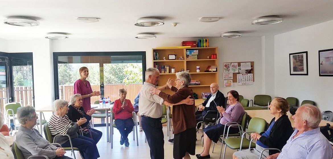 Personas mayores bailando