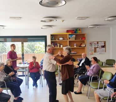 Personas mayores bailando