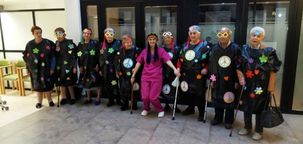 Mujeres mayores disfrazadas en carnaval