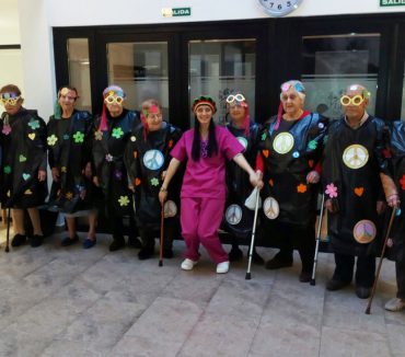 Mujeres mayores disfrazadas en carnaval